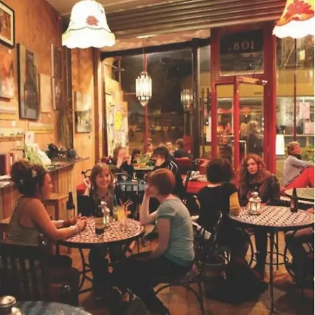 Appartement Bright, Book-filled Flat In Artsy Stokes Croft