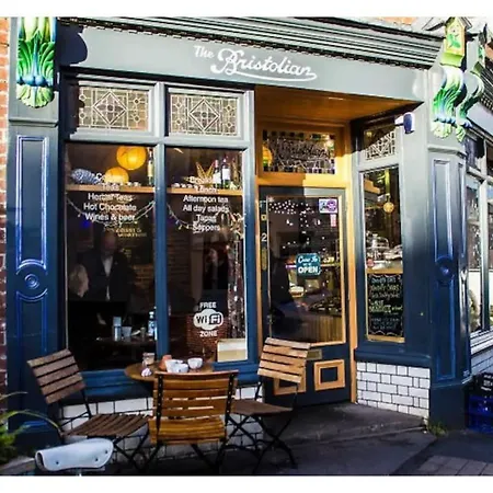 Bright, Book-filled Flat In Artsy Stokes Croft Bristol