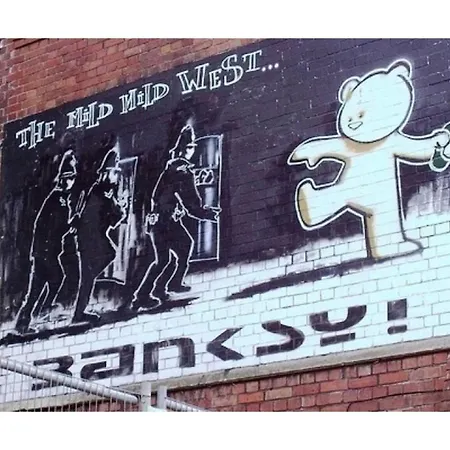 Bright, Book-filled Flat In Artsy Stokes Croft Apartament Bristol