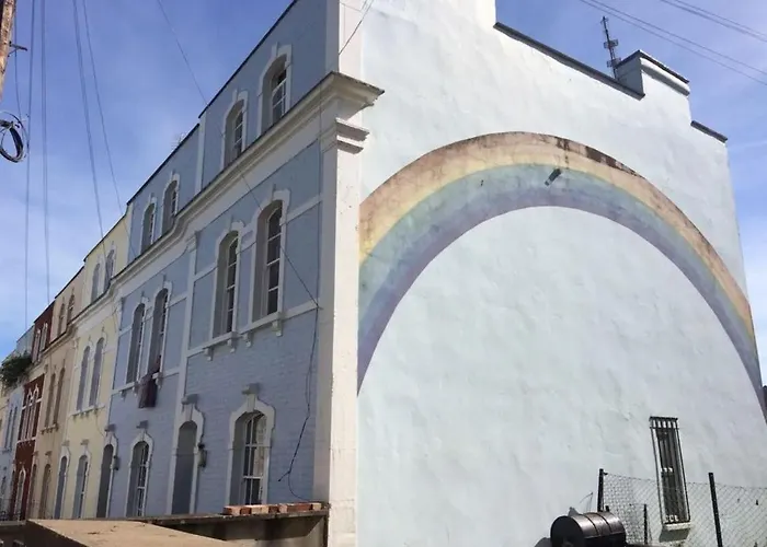 Bright, Book-filled Flat In Artsy Stokes Croft * Μπρίστολ
