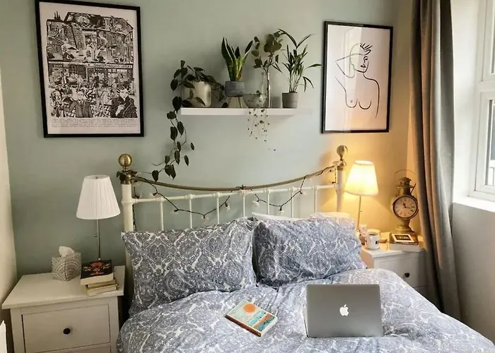 Bright, Book-filled Flat In Artsy Stokes Croft * Bristol