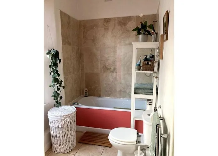 Bright, Book-filled Flat In Artsy Stokes Croft Apartment