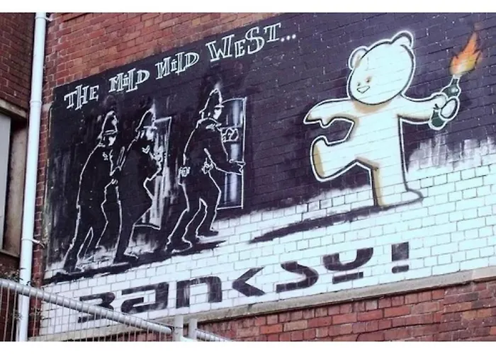 Bright, Book-filled Flat In Artsy Stokes Croft Appartement Bristol