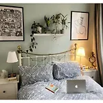 Bright, Book-filled Flat In Artsy Stokes Croft * 布里斯托