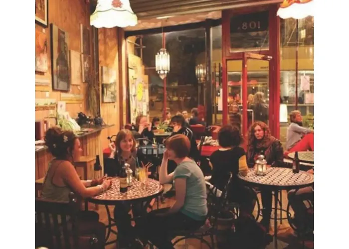 Apartmán Bright, Book-filled Flat In Artsy Stokes Croft